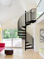 Escalier en colimaçon moderne en bois massif avec marches en bois, structure en acier sur mesure, gain de place, escalier en spirale de luxe pour villa