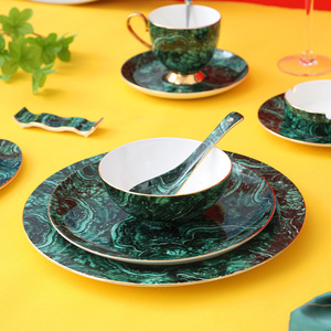 Vaisselle en porcelaine <span class=keywords><strong>de</strong></span> haute qualité <span class=keywords><strong>de</strong></span> couleur émeraude en gros, assiettes à dîner <span class=keywords><strong>de</strong></span> luxe, ensemble <span class=keywords><strong>de</strong></span> vaisselle en céramique pour un usage domestique - Product Image 4