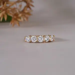แหวนทรงกลม 4 ขาสำหรับผู้หญิง ประดับเพชรระยิบระยับ ทองคำขาว 14K ประดับโมอิสซาไนต์ห้าเม็ด วงแหวนแต่งงาน - Product Image 1