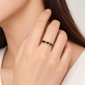 Bague en acier inoxydable couleur or rose et acrylique noir avec design de bande à chiffres romains - Product Image 4