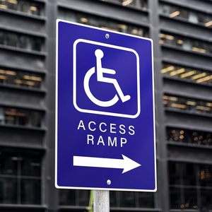 Panneau de rampe d'accès pour handicapés personnalisé Panneau de signalisation étanche à flèche droite <span class=keywords><strong>Symbole</strong></span> d'accessibilité Panneaux pour fauteuils roulants - Product Image 1