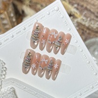 Ongles à presser style français, motif arbre de Noël en cristal, nude doux, ciel étoilé, étoiles et flocons de neige