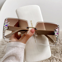 Nouvelles Lunettes de Soleil Femme Sans Monture à Grande Monture, Verres Dégradés Taillés Diamant, Protection UV, Modèle MK2309065, Vente Chaude Populaire