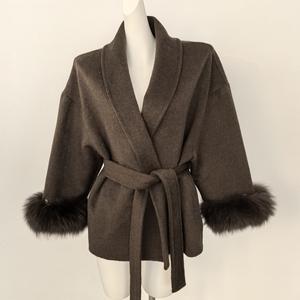 <span class=keywords><strong>Giacca</strong></span> Corta <span class=keywords><strong>da</strong></span> <span class=keywords><strong>Donna</strong></span> Bestseller <span class=keywords><strong>in</strong></span> Misto Cashmere e <span class=keywords><strong>Lana</strong></span>, Modello Trench Double-Face con Polsini <span class=keywords><strong>in</strong></span> Vera Pelliccia di Volpe e Cintura - Product Image 5