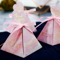 Vente en gros, top ventes, petites boîtes roses pour fêtes d'anniversaire, triangle, boîtes de mariage, boîte cadeau avec ruban et étiquette