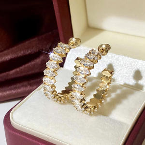 Orecchini a Cerchio in Cristallo Placcati Oro per Donne, Gioielli di Lusso per Uso Quotidiano con Incastonatura a Canale, Placcati in Oro 22k - Product Image 3