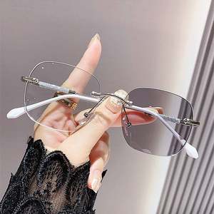 Lunettes de lecture photochromiques de luxe 2025 avec logo personnalisé, verres à changement de couleur, anti-lumière bleue, monture carrée pour femmes - Product Image 2