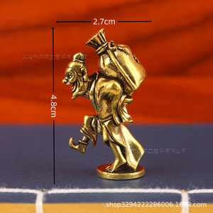Artigianato in ottone di Dington per un vecchio bevitore, vecchio uomo che porta un fusto di vino e un teiera, con un tavolino antico invecchiato. - Product Image 4