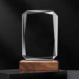 גביע קריסטל שקוף מרובע K9 עם בסיס עץ, פרס לחריטה בלייזר - Product Image 6