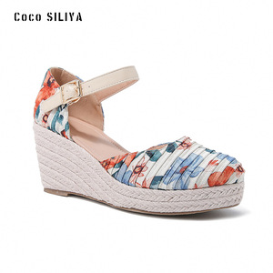 Coco Siliya – sandales à semelles compensées, bout fermé, semelle extérieure en paille, imprimé floral, fermeture à boucle, chaussures d'été pour femmes - Product Image 4