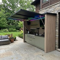 Cuisine extérieure modulaire haut de gamme en acier inoxydable SS304, abri de jardin anti-insectes avec porte électrique et écran plat intégré