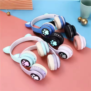 Venta al por mayor estéreo de la película de la música de los auriculares de color de la luz del gato corte de la pata de los auriculares luminosos TWS inalámbrico de los auriculares de la <span class=keywords><strong>VIV</strong></span>-23M - Product Image 1