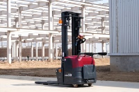 Apilador Eléctrico de 3t (3000kg) con Plataforma para Operador, 5m de Elevación, para Uso Industrial en Almacenes, con Batería de Litio de 80V, para Pasillos de 3m