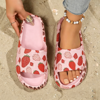 Sandales plates confortables à bout ouvert imprimées fraises avec une seule bride pour femme, idéales pour les pieds plats