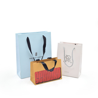Emballage de parfums de luxe écologiques pour boutiques cosmétiques avec logo personnalisé - Petits sacs en papier pour bijoux avec poignées noires, sacs cadeaux de mariage