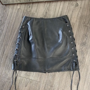 Mini-<span class=keywords><strong>jupe</strong></span> en <span class=keywords><strong>cuir</strong></span> véritable <span class=keywords><strong>rouge</strong></span> pour <span class=keywords><strong>femme</strong></span> - Style motard avec lacets, fermeture éclair latérale, ceinture et poches, idéale pour les soirées et le streetwear - Product Image 3