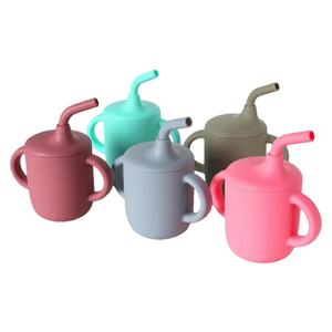 แก้วหัดดื่มสำหรับเด็กทารก ดีไซน์ใหม่จากโรงงาน ปลอดสาร BPA ป้องกันการหก แก้วซิลิโคนพร้อมหลอดดูดซิลิโคนกันรั่ว มีหูจับ - Product Image 3