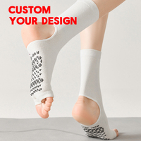 Chaussettes de yoga, pilates et barre antidérapantes en coton pour femmes, avec design personnalisé à bout ouvert et empreintes de silicone, à deux doigts libres