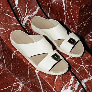 Chaussons arabes en cuir de vache naturel d'usine d'origine pour hommes, avec pièces métalliques personnalisées, vente en gros, fabricant de chaussures du Golfe, usage quotidien - Product Image 1