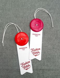 Étiquettes suspendues personnalisées écologiques, fabriquées en papier durable, idéales pour les marques de vêtements et d'accessoires capillaires, avec des rubans dorés. - Product Image 5