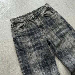 Jeans évasés rétro amples en denim délavé à l'acide, avec imprimé lettres, bords bruts, patchwork et effet vieilli, respirants, personnalisés OEM pour hommes - Product Image 2