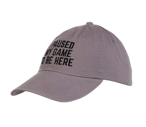 Ho messo in pausa il mio gioco per essere qui | Divertente scherzo umoristico per uomo e donna cappello - Product Image 1