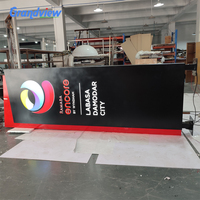 Enseigne extérieure autoportante avec logo pour magasin d'automobiles et hôpital Panneau publicitaire lumineux avec pylône sur pilier