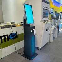Kiosque interactif sur pied de 23,6 pouces, prise en charge multilingue pour la vérification des informations d'immigration à l'aéroport