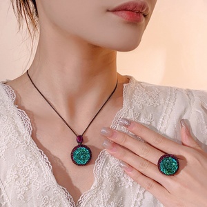 Parure de bijoux de mariée écologiques en cuivre noir et or, avec zircon vert Paraiba 18 mm, collier et boucles d'oreilles pour mariage - Product Image 3