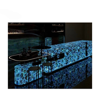 Planche de comptoir de cuisine ou de bar en quartz apatite bleu naturel de luxe sur mesure, rétroéclairée