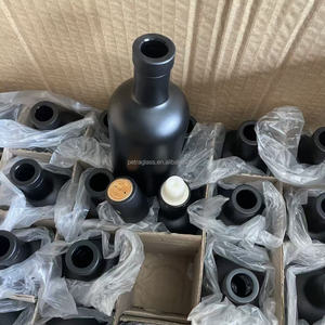 En stock, bouteilles de vin rondes en verre noir mat de 100 ml avec bouchon noir et films rétractables - Product Image 5