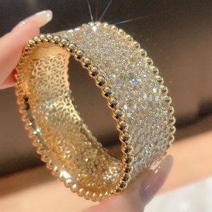 一个宽的18k金天然钻石奢华钻石手镯，在晚宴上有一个引人注目的形象，一个社交名流 - Product Image 2