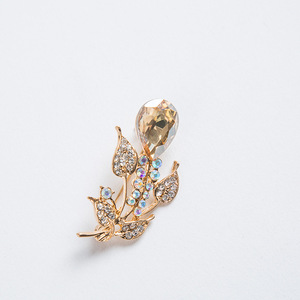 Broche coréenne haut de gamme en alliage d'or avec cristaux colorés, vente en gros de broches et épingles - Product Image 2