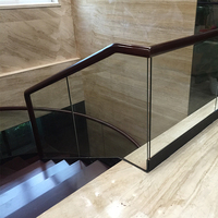 Escalier en acier inoxydable courbé noir avec garde-corps en verre, marches en bois massif, design moderne, utilisation extérieure, verre trempé, LED intégrée