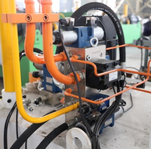 <span class=keywords><strong>Presse</strong></span> hydraulique compacte à trois poutres et quatre colonnes personnalisable de 150 tonnes - Product Image 6