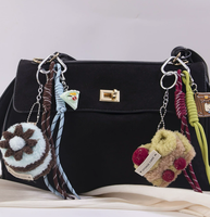 Breloques de sac en peluche hiver : Gâteau aux cerises, Hamburger créatif, Gâteau au chocolat aux myrtilles – Accessoires de sac pour elle