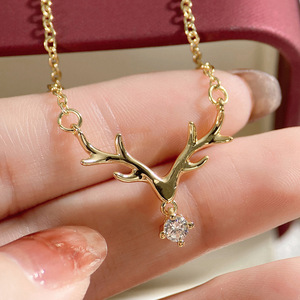 Collana con Ciondolo a Forma di Corna di Renna per Natale, Gioiello Elegante a Quattro Punte per Donna - Product Image 5