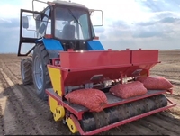Planteuse d'ail montée sur tracteur à 10 rangs, taux de bourgeons verticaux précis supérieur à 93%, espacement des rangs et distance entre les graines réglables