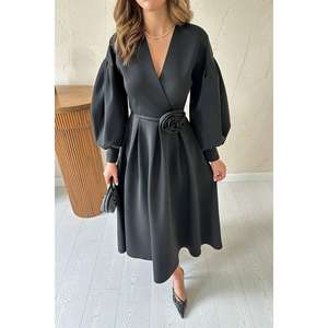 Robe de cocktail noire en scuba coupe trapèze avec ceinture à nouer et manches bouffantes en tissu crêpe anti-plis - Product Image 2