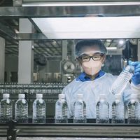 Machine de production d'eau minérale en bouteille industrielle à petite échelle entièrement automatisée 3 en 1, clé en main de A à Z