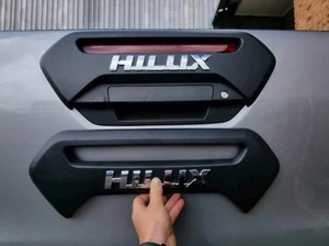 Cubierta de Portón Trasero JIAHUI 4X4 con Letras <span class=keywords><strong>Hilux</strong></span> en Cromo ABS Negro para <span class=keywords><strong>Toyota</strong></span> <span class=keywords><strong>Hilux</strong></span> <span class=keywords><strong>2020</strong></span> 2021 2022 2023 Accesorios de Coche - Product Image 4