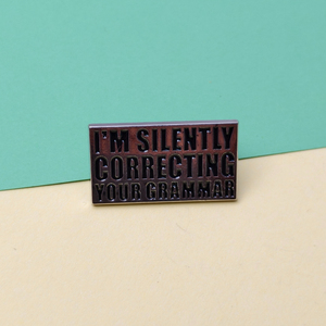 Pin para entusiastas <span class=keywords><strong>de</strong></span> la gramática: 'Estoy corrigiendo silenciosamente tu gramática' - Accesorio <span class=keywords><strong>de</strong></span> moda creativo con letras - Product Image 2