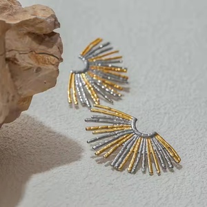 Urban <span class=keywords><strong>Chic</strong></span> Fan Pendientes Dos Tonos 18K Oro Acero Inoxidable Everyday <span class=keywords><strong>Glam</strong></span> - Product Image 1