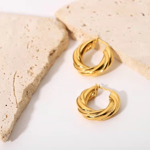 Grosses boucles d'oreilles torsadées en acier inoxydable plaqué or 18K, bijoux pour femmes - Product Image 3