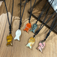 Collier tendance avec pendentif poisson en pierre naturelle, cordon tressé noir réglable, collier pendentif de guérison pour femme