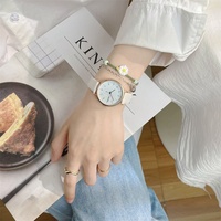 Montre pour femme à bracelet en cuir bleu ciel au design minimaliste, boîtier en alliage doré, montre à quartz décontractée pour étudiante