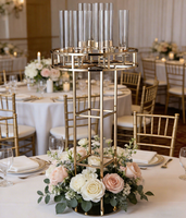 Grand chandelier en métal doré à 13 bras, porte-bougie et support à fleurs, pour décoration de mariages et centres de table de mariage, idéal pour fêtes et événements.