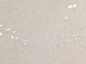 Plan de travail de cuisine moderne en dalle de pierre Calacatta Blanc avec rayures dorées, base blanche du Vietnam et points de verre - Product Image 5