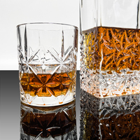Best-seller : Carafe à whisky carrée gravée de 25 oz en verre sans plomb avec 2 verres à whisky transparents de luxe, ensemble cadeau