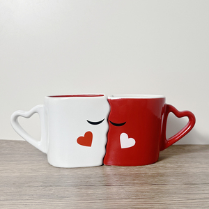 Tasses en céramique personnalisées pour lui et elle, design asymétrique rouge et blanc, cadeau d'amour unique avec logo personnalisé pour la rentrée scolaire - Product Image 5
